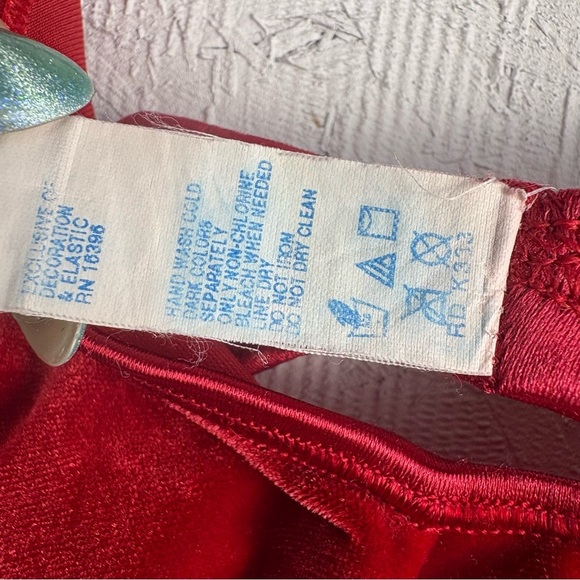 VTG Warner's "a little velvet" Red Velvet
Bra 36C No Padding - Very soft! - Picture 8 of 8